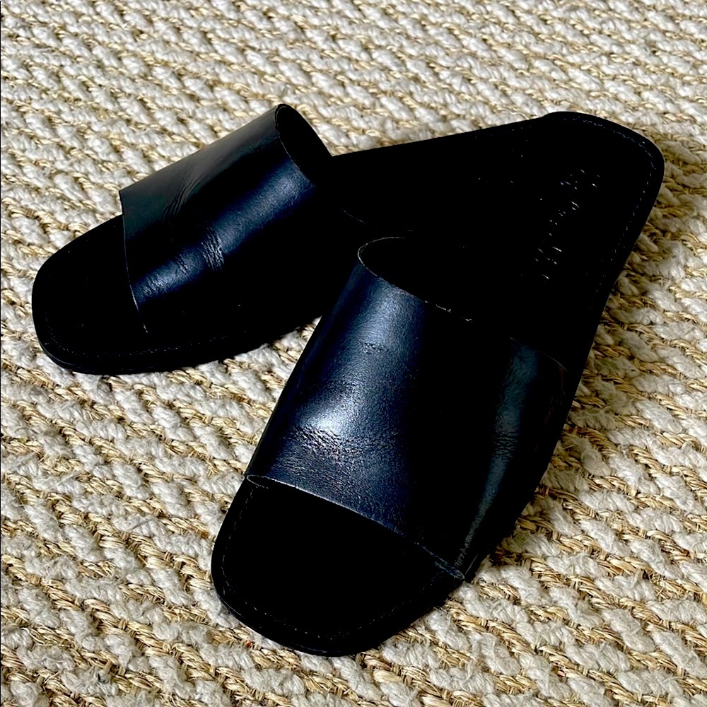 New SPLENDID flat Black Leather Slide Sandals made in Brazil comfy for the fall. - Picture 4 of 6